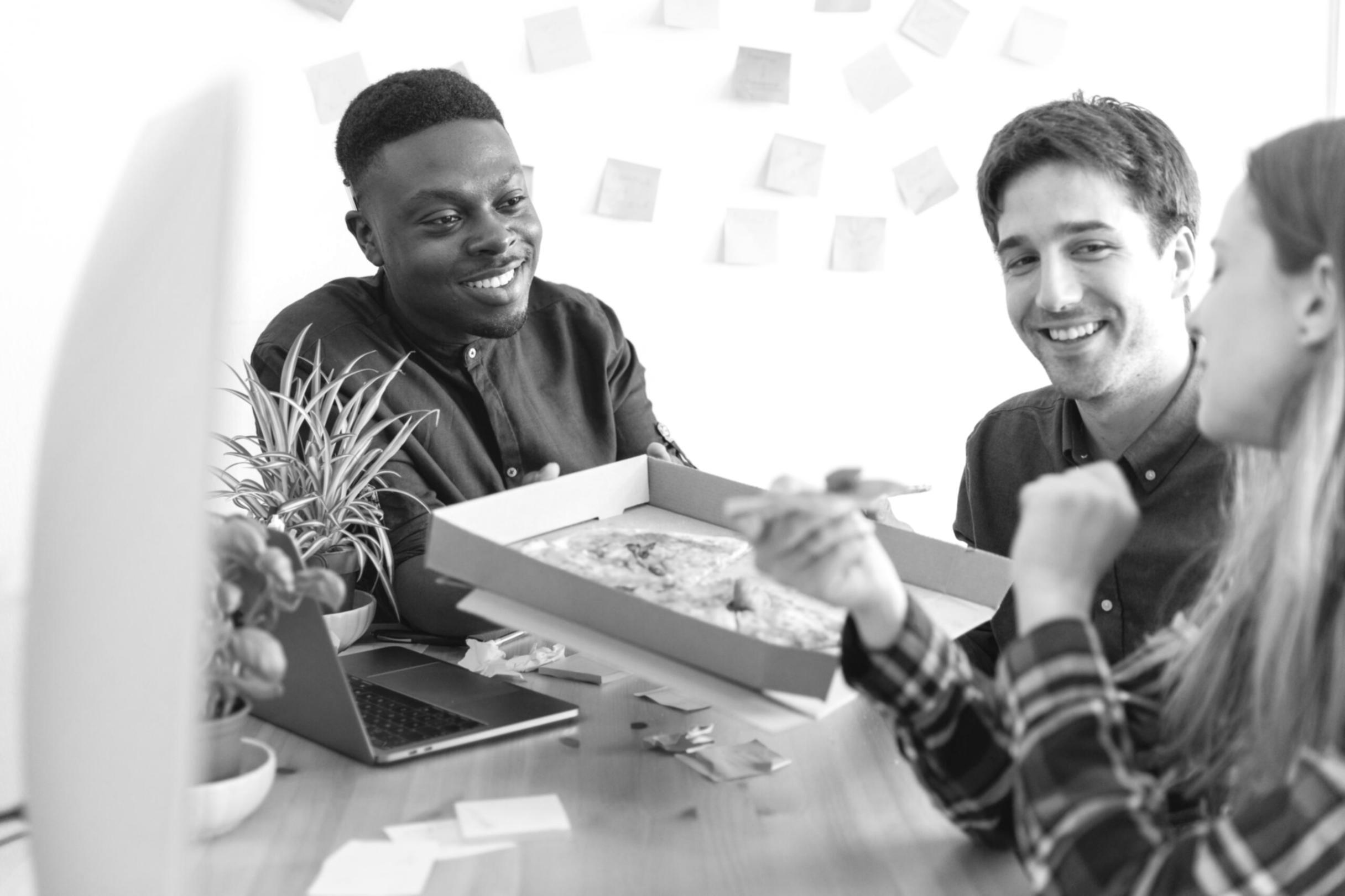 Interface de système de suivi budgétaire montrant des graphiques et des données financières organisées